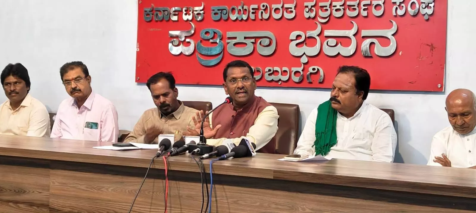 ಗಣತಿ ಸಮೀಕ್ಷೆಯಲ್ಲಿ ಜನರ ಆರ್ಥಿಕ ಸ್ಥಿತಿಗತಿ ಮಾನದಂಡವಾಗಿಸಿ: ಪ್ರೊ.ದಯಾನಂದ ಅಗಸರ್