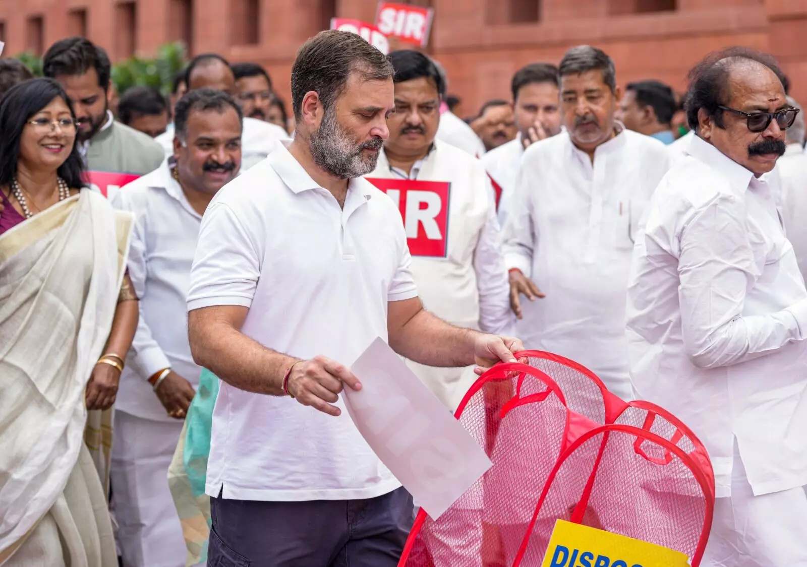 ಮತದಾರರ ಪಟ್ಟಿ ಪರಿಷ್ಕರಣೆಗೆ ವಿರೋಧ: ಎಸ್‌ಐಆರ್ ಪೋಸ್ಟರ್‌ಗಳನ್ನು ಹರಿದು ಕಸದ ಬುಟ್ಟಿಗೆ ಎಸೆದ ವಿಪಕ್ಷಗಳ ಸಂಸದರು