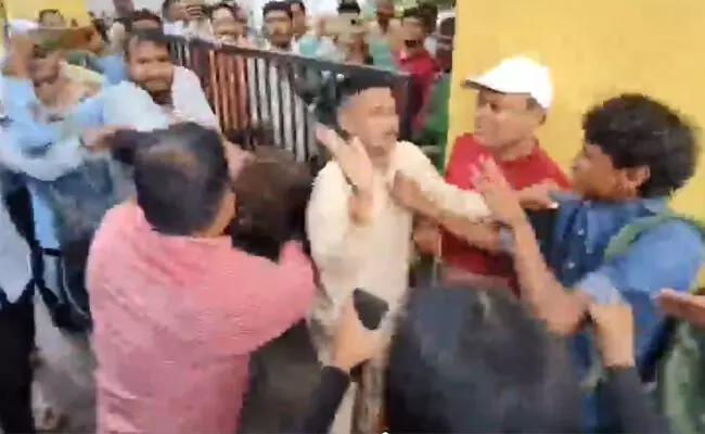 ಮಧ್ಯ ಪ್ರದೇಶ | ಮತಾಂತರ ಆರೋಪ: ಬಲಪಂಥೀಯರಿಂದ ಎನ್ಜಿಒ ಸದಸ್ಯರ ಮೇಲೆ ಹಲ್ಲೆ ಮಧ್ಯ ಪ್ರದೇಶ | ಮತಾಂತರ ಆರೋಪ: ಬಲಪಂಥೀಯರಿಂದ ಎನ್ಜಿಒ ಸದಸ್ಯರ ಮೇಲೆ ಹಲ್ಲೆ