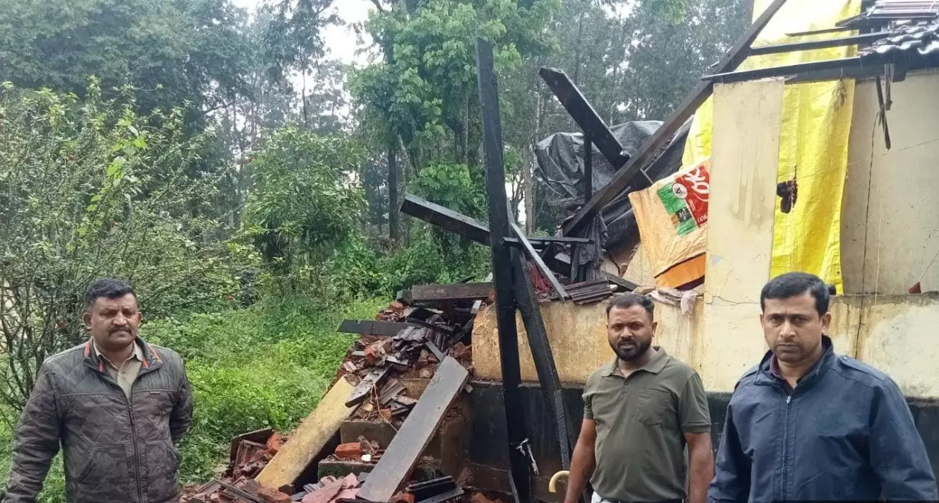 ಕೊಡಗು ಜಿಲ್ಲೆಯಲ್ಲಿ ಗಾಳಿ ಸಹಿತ ಭಾರೀ ಮಳೆ : ಮನೆಗಳಿಗೆ ಹಾನಿ