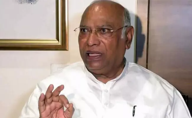 ಓಬಿಸಿ, ಪರಿಶಿಷ್ಟರ ಒಡೆದು ಆಳುವ ಮೋದಿ ಸರಕಾರ : ‘ ಭಾಗೀದಾರಿ ನ್ಯಾಯ ಸಮ್ಮೇಳನ’ದಲ್ಲಿ ಖರ್ಗೆ ಕಿಡಿ