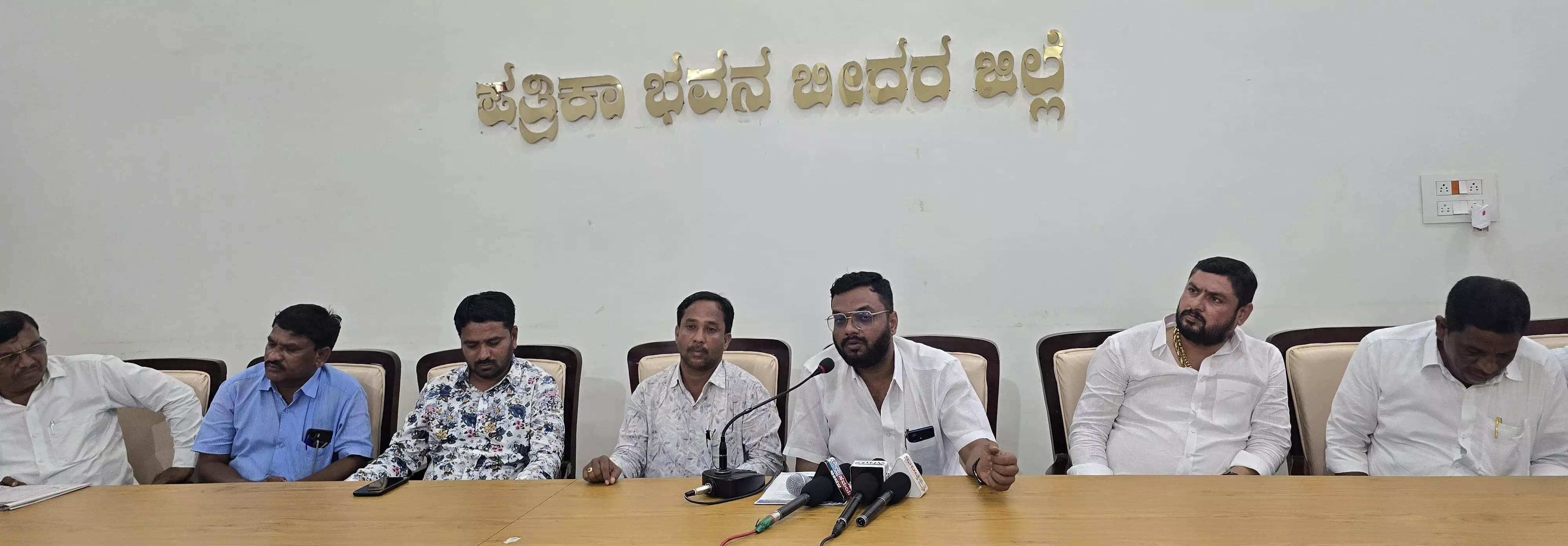 ಬೀದರ್ | ಮುಂಗಾರು ಅಧಿವೇಶನದ ಮುನ್ನ ಒಳ ಮೀಸಲಾತಿ ಜಾರಿ ಮಾಡದಿದ್ದರೆ ಹೋರಾಟ ನಡೆಸಲಾಗುವುದು : ಝಾಪಟರಾಜ್ ಕಡ್ಯಾಳ್ ಬೀದರ್ | ಮುಂಗಾರು ಅಧಿವೇಶನದ ಮುನ್ನ ಒಳ ಮೀಸಲಾತಿ ಜಾರಿ ಮಾಡದಿದ್ದರೆ ಹೋರಾಟ ನಡೆಸಲಾಗುವುದು : ಝಾಪಟರಾಜ್ ಕಡ್ಯಾಳ್