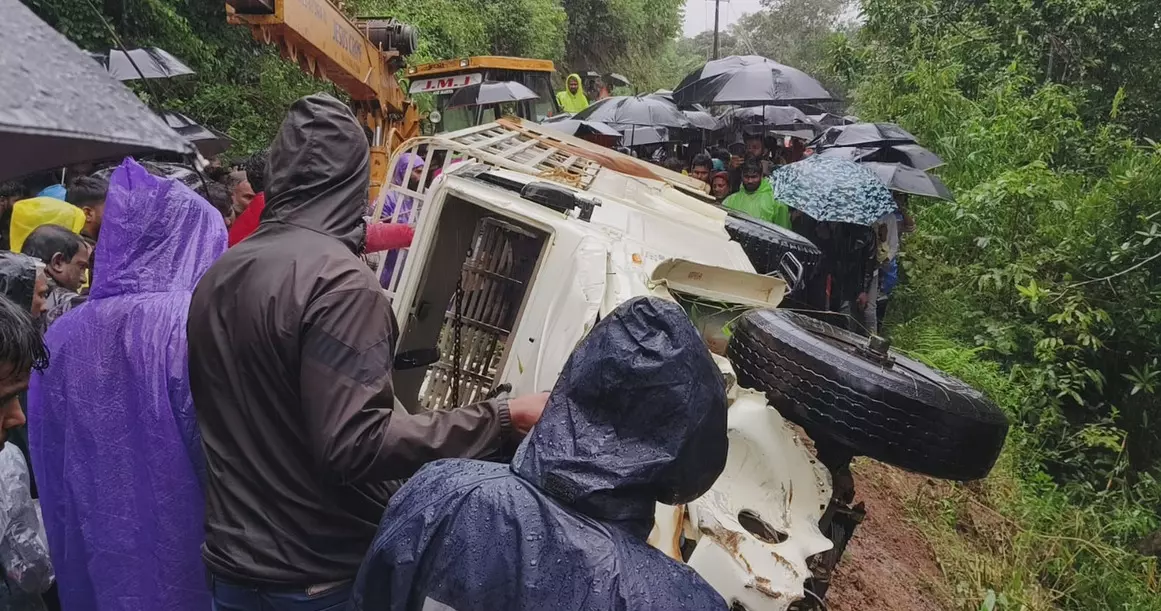 ಕಳಸ | ನದಿಯಲ್ಲಿ ಕೊಚ್ಚಿಹೋಗಿದ್ದ ಪಿಕಪ್ ವಾಹನ ಪತ್ತೆ