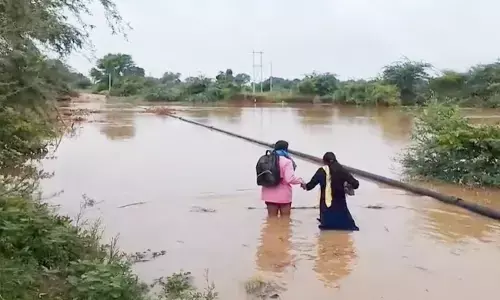 ಕಲಬುರಗಿ | ಪರೀಕ್ಷೆ ಬರೆಯಲು ತಂದೆಯ ಕೈ ಹಿಡಿದು ಉಕ್ಕಿ ಹರಿಯುತ್ತಿದ್ದ ನದಿ ದಾಟಿದ ಯುವತಿ !