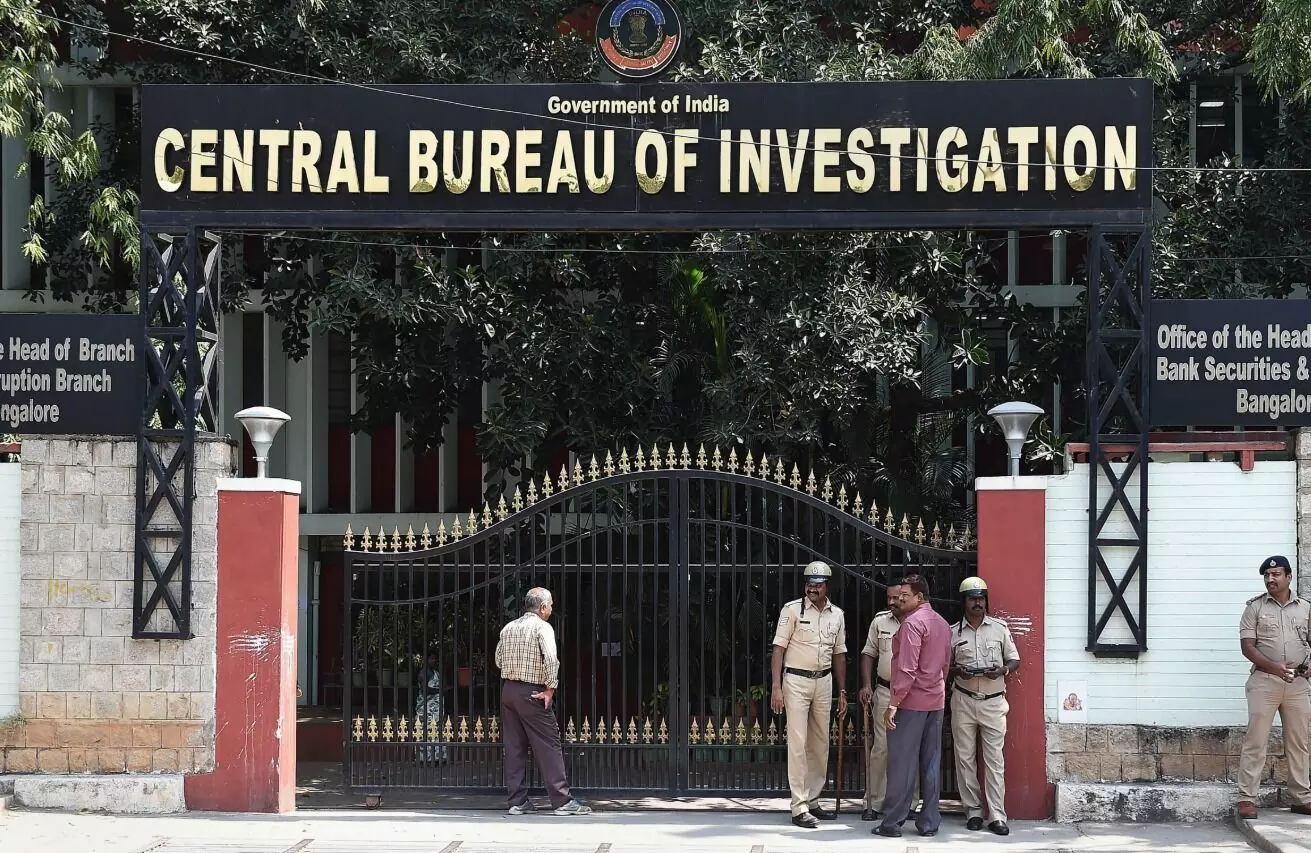 ಅಮೆರಿಕದ ನಾಗರಿಕರಿಗೆ ಕೋಟ್ಯಂತರ ರೂ. ವಂಚನೆ: ಸೈಬರ್ ಜಾಲದ ವಿರುದ್ಧ ಸಿಬಿಐ ದಾಳಿ ಅಮೆರಿಕದ ನಾಗರಿಕರಿಗೆ ಕೋಟ್ಯಂತರ ರೂ. ವಂಚನೆ: ಸೈಬರ್ ಜಾಲದ ವಿರುದ್ಧ ಸಿಬಿಐ ದಾಳಿ