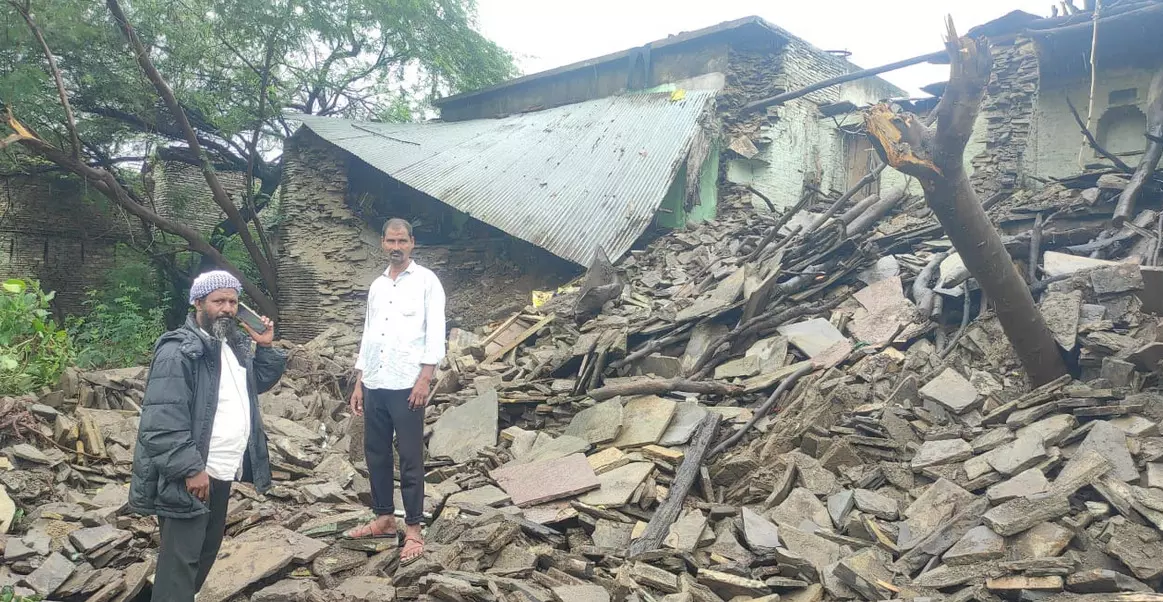 ಚಿತ್ತಾಪುರ | ಭಾರೀ ಮಳೆಗೆ ಮನೆಗಳ ಗೋಡೆ ಕುಸಿತ: ಅಪಾರ ಹಾನಿ ಚಿತ್ತಾಪುರ | ಭಾರೀ ಮಳೆಗೆ ಮನೆಗಳ ಗೋಡೆ ಕುಸಿತ: ಅಪಾರ ಹಾನಿ