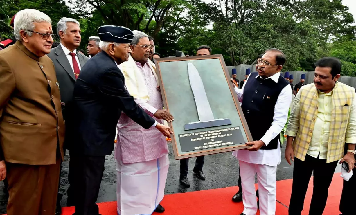 ಸೇನಾ ಸ್ಮಾರಕದಲ್ಲಿ 75 ಅಡಿ ಎತ್ತರದ ಏಕಶಿಲಾ ವೀರಗಲ್ಲು ಅನಾವರಣಗೊಳಿಸಿದ ಮುಖ್ಯಮಂತ್ರಿ ಸಿದ್ದರಾಮಯ್ಯ ಸೇನಾ ಸ್ಮಾರಕದಲ್ಲಿ 75 ಅಡಿ ಎತ್ತರದ ಏಕಶಿಲಾ ವೀರಗಲ್ಲು ಅನಾವರಣಗೊಳಿಸಿದ ಮುಖ್ಯಮಂತ್ರಿ ಸಿದ್ದರಾಮಯ್ಯ