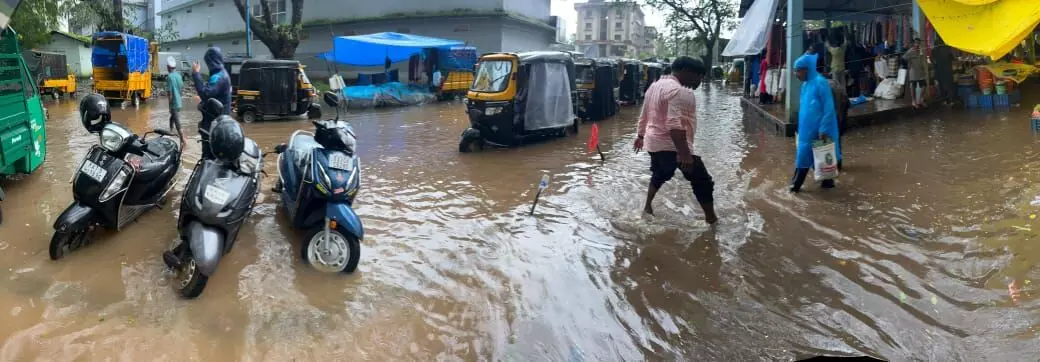 ಮಳೆಯಿಂದ ಜಲಾವೃತವಾದ ಕುಂದಾಪುರದ ಶನಿವಾರ ಸಂತೆ! ಮಳೆಯಿಂದ ಜಲಾವೃತವಾದ ಕುಂದಾಪುರದ ಶನಿವಾರ ಸಂತೆ!