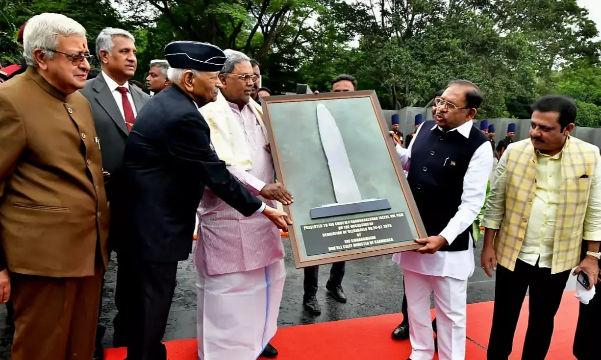 ಸೇನಾ ಸ್ಮಾರಕದಲ್ಲಿ 75 ಅಡಿ ಎತ್ತರದ ಏಕಶಿಲಾ ವೀರಗಲ್ಲು ಅನಾವರಣಗೊಳಿಸಿದ ಮುಖ್ಯಮಂತ್ರಿ ಸಿದ್ದರಾಮಯ್ಯ