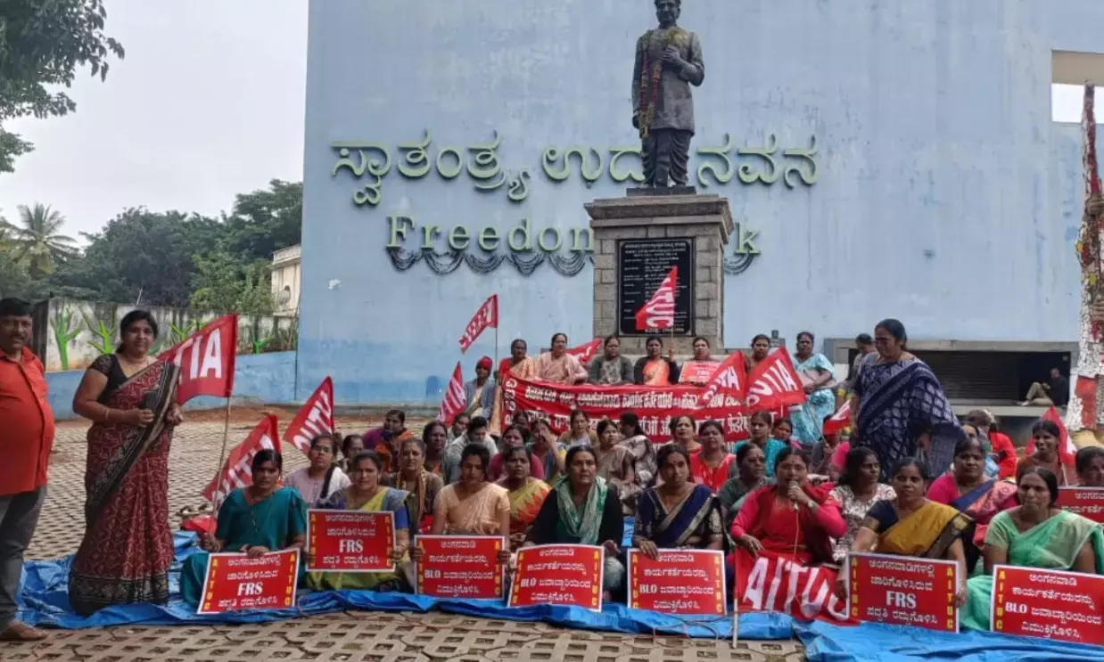 ಬೆಂಗಳೂರು | ಅಂಗನವಾಡಿಗಳಲ್ಲಿ ಜಾರಿಗೊಳಿಸಿರುವ ಎಫ್‍ಆರ್‌ಎಸ್ ಪದ್ಧತಿ ಕೈಬಿಡುವಂತೆ ಆಗ್ರಹಿಸಿ ಧರಣಿ
