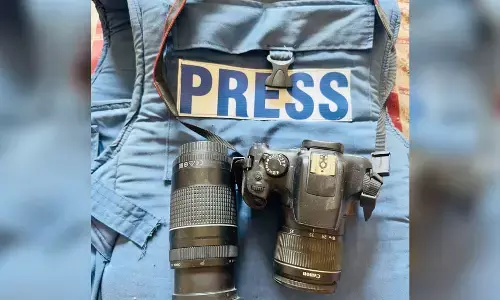 ಗಾಝಾದಲ್ಲಿ ಭೀಕರ ಹಸಿವಿನ ಬಿಕ್ಕಟ್ಟು | ಕುಟುಂಬಕ್ಕೆ ಆಹಾರ ಖರೀದಿಸಲು ಕ್ಯಾಮೆರಾ ಮಾರಾಟಕ್ಕಿಟ್ಟ ಫೋಟೋ ಜರ್ನಲಿಸ್ಟ್; ಪೋಸ್ಟ್ ವೈರಲ್