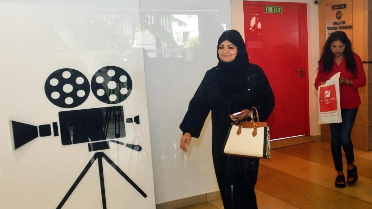 ಕೇರಳ ಚಲನಚಿತ್ರ ನಿರ್ಮಾಪಕರ ಸಂಘದ ಚುನಾವಣೆ | ಬುರ್ಖಾ   ಧರಿಸಿ ಬಂದು ನಾಮಪತ್ರ ಸಲ್ಲಿಸಿದ ಚಲನಚಿತ್ರ ನಿರ್ಮಾಪಕಿ ಸಾಂಡ್ರಾ ಥಾಮಸ್