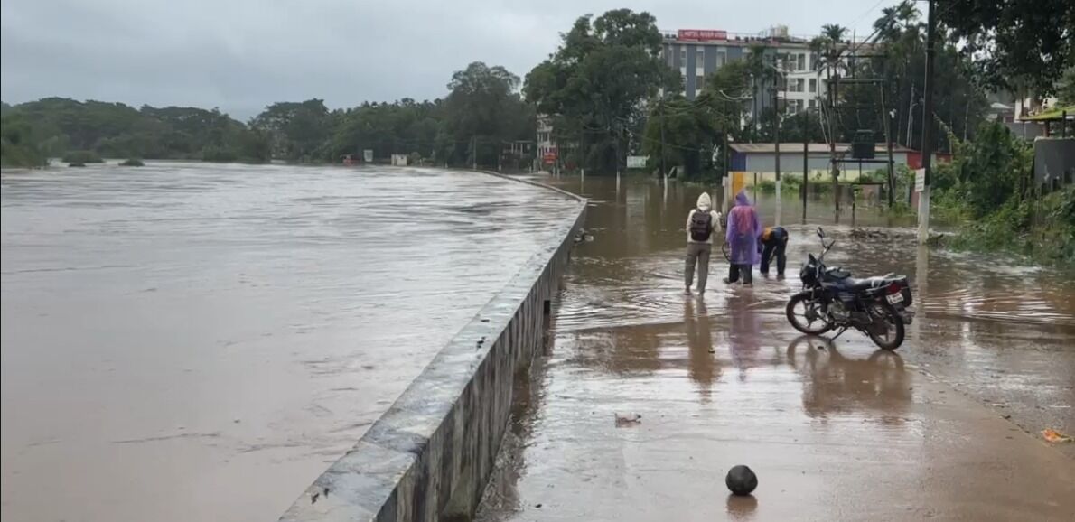 ಮಲೆನಾಡಲ್ಲಿ ಭಾರೀ ಮಳೆ; ರಸ್ತೆಗೆ ನುಗ್ಗಿದ ತುಂಗಾ ನದಿ ನೀರು