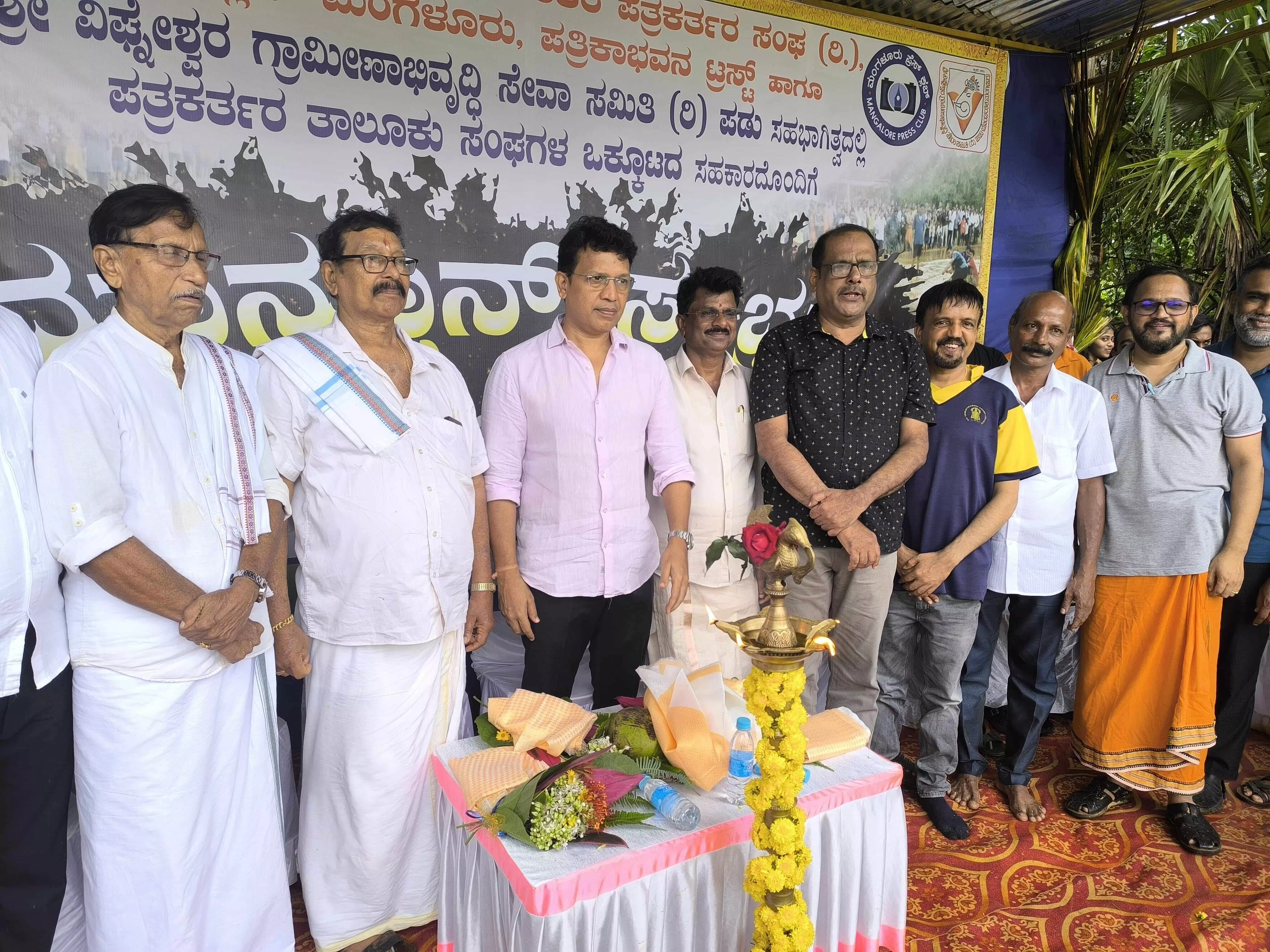 ಮಂಗಳೂರು: ನೀರು ಮಾರ್ಗದ ಕೆಸರು ಗದ್ದೆಯಲ್ಲಿ ಮಾನ್ಸೂನ್ ಸಂಭ್ರಮ ಮಂಗಳೂರು: ನೀರು ಮಾರ್ಗದ ಕೆಸರು ಗದ್ದೆಯಲ್ಲಿ ಮಾನ್ಸೂನ್ ಸಂಭ್ರಮ