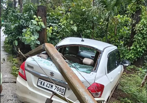 ಕೊಡಗಿನಲ್ಲಿ ಮುಂದುವರಿದ ಗಾಳಿ ಮಳೆ : ಹಲವೆಡೆ ವಿದ್ಯುತ್ ಕಂಬ, ಮರ, ಮನೆ ಬಿದ್ದು ಹಾನಿ