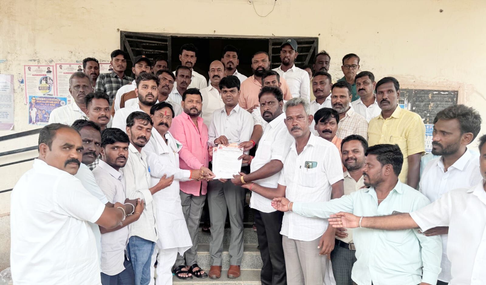 ಯಾದಗಿರಿ: ತಹಸಿಲ್ದಾರ್ ಕಚೇರಿ ಮುಂದೆ ಶ್ರೀ ಮಹರ್ಷಿ ವಾಲ್ಮೀಕಿ ನಾಯಕ ಸಂಘ ಹೋರಾಟ