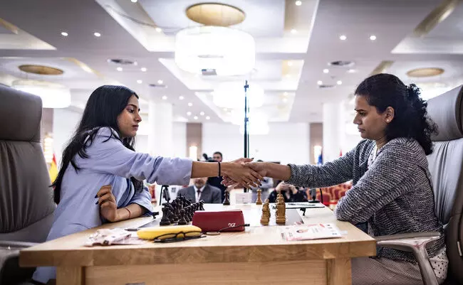 ಮಹಿಳೆಯರ ಚೆಸ್ ವಿಶ್ವಕಪ್ ಫೈನಲ್ | ಹಂಪಿ, ದಿವ್ಯಾ ಮತ್ತೊಮ್ಮೆ ಡ್ರಾ, ಟೈ-ಬ್ರೇಕರ್ ನಲ್ಲಿ ಚಾಂಪಿಯನ್ ನಿರ್ಧಾರ ಮಹಿಳೆಯರ ಚೆಸ್ ವಿಶ್ವಕಪ್ ಫೈನಲ್ | ಹಂಪಿ, ದಿವ್ಯಾ ಮತ್ತೊಮ್ಮೆ ಡ್ರಾ, ಟೈ-ಬ್ರೇಕರ್ ನಲ್ಲಿ ಚಾಂಪಿಯನ್ ನಿರ್ಧಾರ