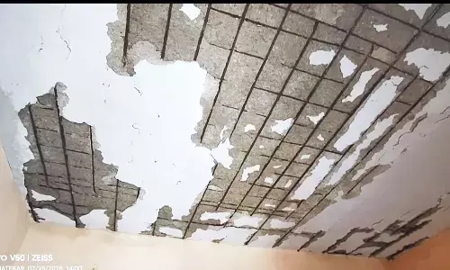 ಬಿರುಕು ಬಿಟ್ಟಿರುವ ಶಾಲಾ ಕೊಠಡಿ, ಜೀವಭಯದಲ್ಲಿ ಮಕ್ಕಳ ಕಲಿಕೆ