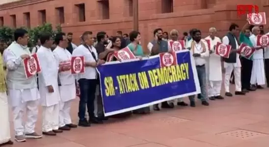 ಮುಂಗಾರು ಅಧಿವೇಶನ: ಎಸ್ಐಆರ್ ವಿರುದ್ಧ ಸಂಸತ್ತಿನ ಆವರಣದಲ್ಲಿ ಇಂಡಿಯಾ ಮೈತ್ರಿಕೂಟದ ಸಂಸದರಿಂದ ಪ್ರತಿಭಟನೆ