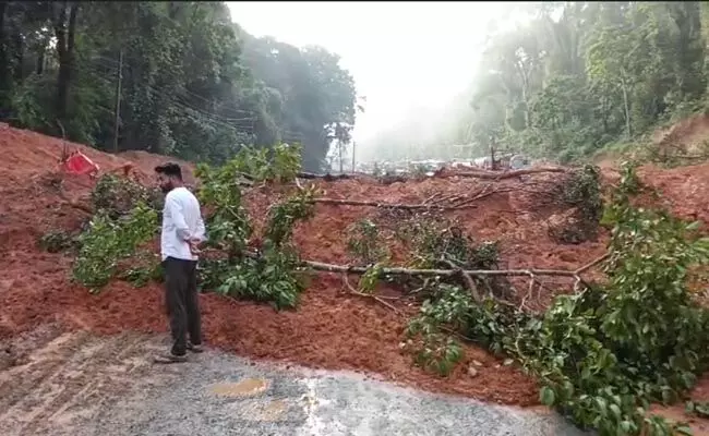 ಮಣ್ಣಗುಂಡಿಯಲ್ಲಿ ಮತ್ತೆ  ಗುಡ್ಡ ಕುಸಿತ: ಮಂಗಳೂರು-ಬೆಂಗಳೂರು ರಾ.ಹೆ. ಸಂಚಾರ ಸ್ಥಗಿತ
