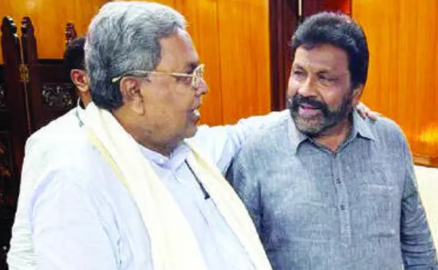 ಸಿಎಂ ಸಿದ್ದರಾಮಯ್ಯ ಅವರನ್ನು ಭೇಟಿ ಮಾಡಿದ ಬಿಜೆಪಿ ಮುಖಂಡ ಬಿ.ಸಿ.ಪಾಟೀಲ್ ಸಿಎಂ ಸಿದ್ದರಾಮಯ್ಯ ಅವರನ್ನು ಭೇಟಿ ಮಾಡಿದ ಬಿಜೆಪಿ ಮುಖಂಡ ಬಿ.ಸಿ.ಪಾಟೀಲ್