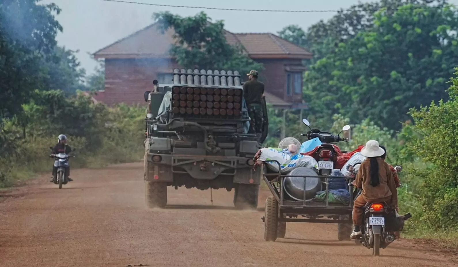 ತಕ್ಷಣದ ಕದನ ವಿರಾಮಕ್ಕೆ ಒಪ್ಪಿಕೊಂಡ ಥೈಲ್ಯಾಂಡ್ ಮತ್ತು ಕಾಂಬೋಡಿಯಾ