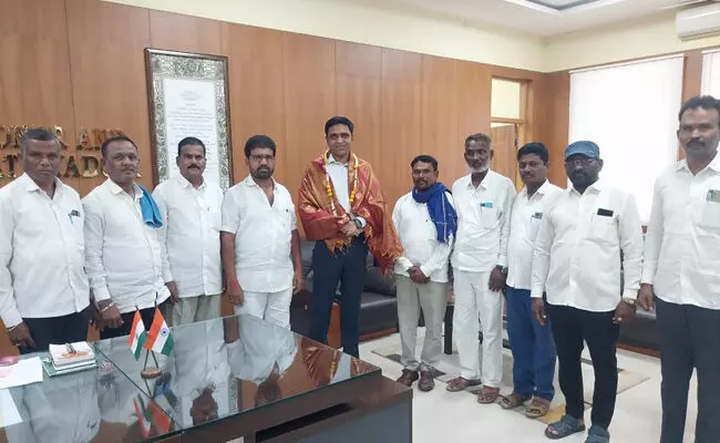 ಯಾದಗಿರಿ | ಡಿಸಿ, ಎಡಿಸಿಗೆ ದಲಿತ ಸಂಘರ್ಷ ಸಮಿತಿ ವತಿಯಿಂದ ಸನ್ಮಾನ