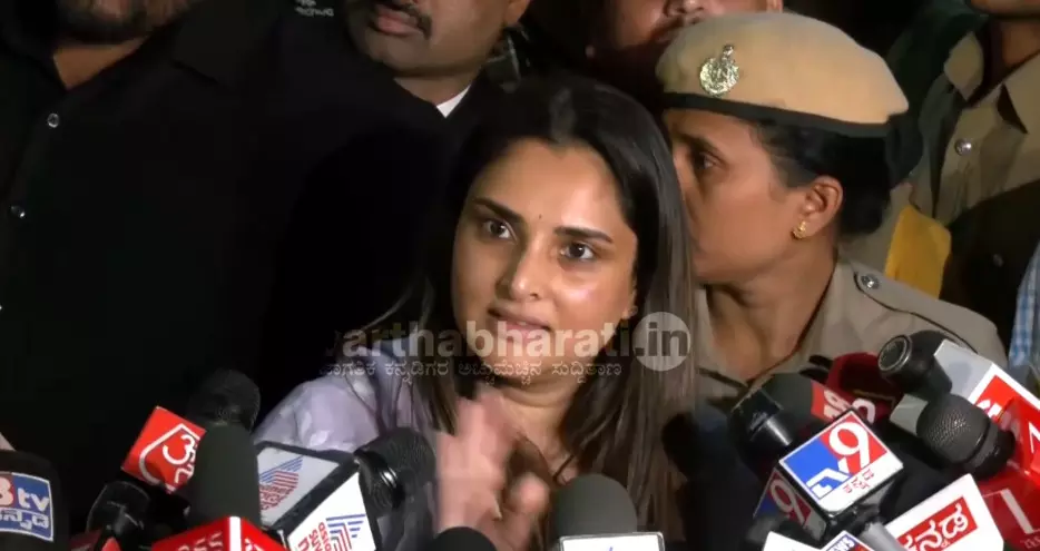 ನಟಿ ರಮ್ಯಾಗೆ ಅಶ್ಲೀಲ ಸಂದೇಶ : ಪೊಲೀಸ್ ಆಯುಕ್ತರಿಗೆ ಮಹಿಳಾ ಆಯೋಗ ಪತ್ರ ನಟಿ ರಮ್ಯಾಗೆ ಅಶ್ಲೀಲ ಸಂದೇಶ : ಪೊಲೀಸ್ ಆಯುಕ್ತರಿಗೆ ಮಹಿಳಾ ಆಯೋಗ ಪತ್ರ