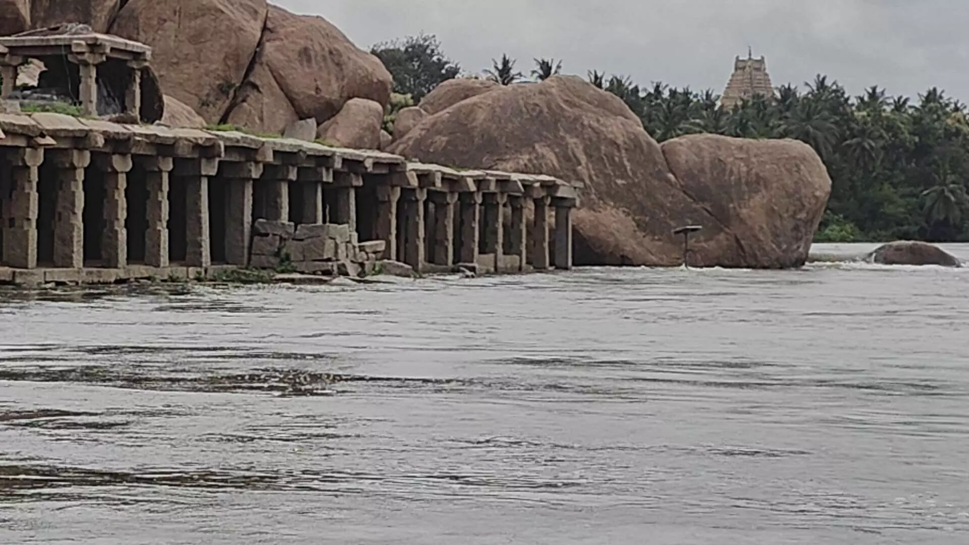 ಹೊಸಪೇಟೆ | ಟಿಬಿ ಡ್ಯಾಮ್ ನಿಂದ ಅಪಾರ ಪ್ರಮಾಣದ ನೀರು ಬಿಡುಗಡೆ
