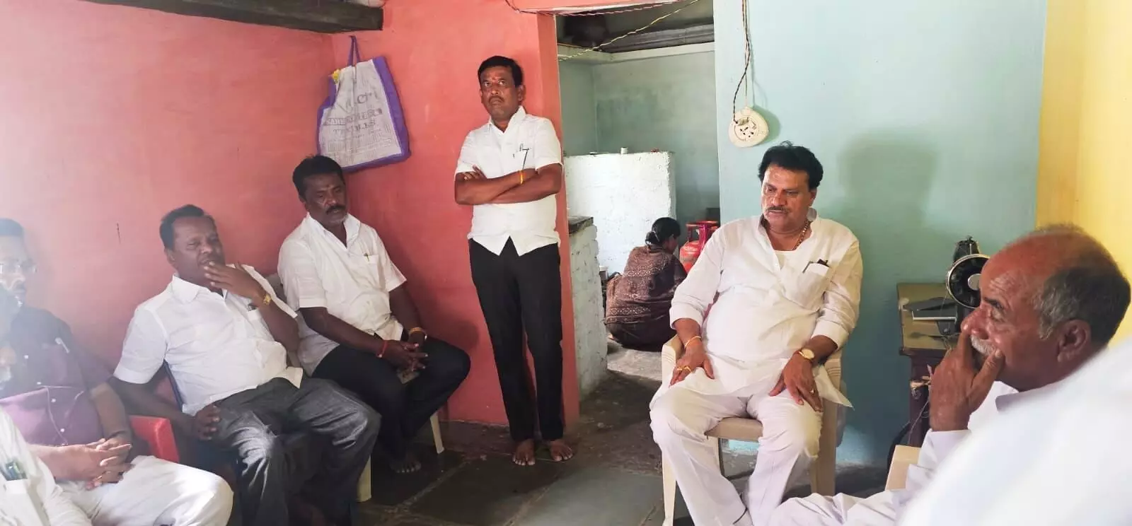 ಯಾದಗಿರಿ | ಆತ್ಮಹತ್ಯೆ ಮಾಡಿದ ರೈತ ನಿಂಗಾರೆಡ್ಡಿ ಕುಟುಂಬಕ್ಕೆ ಕೆಪಿಸಿಸಿ ಪ್ರಧಾನ ಕಾರ್ಯದರ್ಶಿ ವಿಠ್ಠಲ್‌ರಿಂದ ಸಾಂತ್ವಾನ