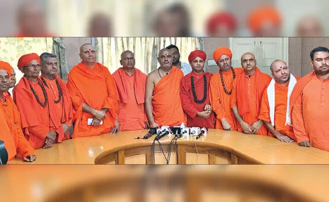 ರಂಭಾಪುರಿ ಶ್ರೀಗಳ ಹೇಳಿಕೆಗೆ ಹಿಂದುಳಿದ, ದಲಿತ ಮಠಾಧೀಶರ ಖಂಡನೆ