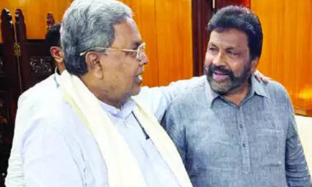 ಸಿಎಂ ಸಿದ್ದರಾಮಯ್ಯ ಅವರನ್ನು ಭೇಟಿ ಮಾಡಿದ ಬಿಜೆಪಿ ಮುಖಂಡ ಬಿ.ಸಿ.ಪಾಟೀಲ್