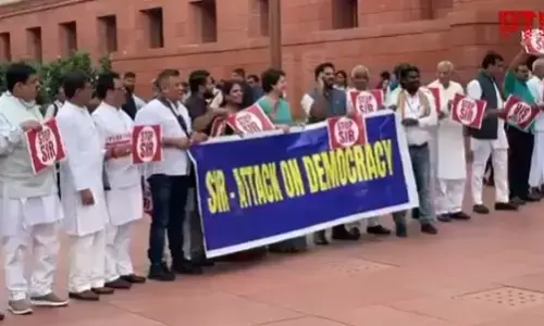 ಮುಂಗಾರು ಅಧಿವೇಶನ: ಎಸ್ಐಆರ್ ವಿರುದ್ಧ ಸಂಸತ್ತಿನ ಆವರಣದಲ್ಲಿ ಇಂಡಿಯಾ ಮೈತ್ರಿಕೂಟದ ಸಂಸದರಿಂದ ಪ್ರತಿಭಟನೆ