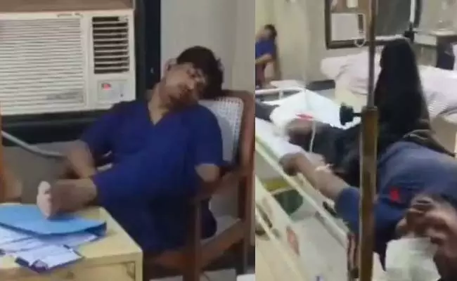 ಉತ್ತರ ಪ್ರದೇಶ | ಮೇಜಿನ ಮೇಲೆ ಕಾಲಿಟ್ಟು ಎಸಿಯ ಮುಂದೆ ನಿದ್ದೆಗೆ ಜಾರಿದ ವೈದ್ಯ; ತುರ್ತು ಚಿಕಿತ್ಸೆ ಸಿಗದೆ ವ್ಯಕ್ತಿ ಸಾವು ಉತ್ತರ ಪ್ರದೇಶ | ಮೇಜಿನ ಮೇಲೆ ಕಾಲಿಟ್ಟು ಎಸಿಯ ಮುಂದೆ ನಿದ್ದೆಗೆ ಜಾರಿದ ವೈದ್ಯ; ತುರ್ತು ಚಿಕಿತ್ಸೆ ಸಿಗದೆ ವ್ಯಕ್ತಿ ಸಾವು