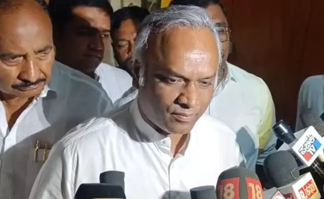 ದಲಿತ ಸಿಎಂ ಬಗ್ಗೆ ಗೊಂದಲ ಸೃಷ್ಟಿ ಯಾಕೆ: ಸಚಿವ ಪ್ರಿಯಾಂಕ್ ಖರ್ಗೆ ಪ್ರಶ್ನೆ ದಲಿತ ಸಿಎಂ ಬಗ್ಗೆ ಗೊಂದಲ ಸೃಷ್ಟಿ ಯಾಕೆ: ಸಚಿವ ಪ್ರಿಯಾಂಕ್ ಖರ್ಗೆ ಪ್ರಶ್ನೆ