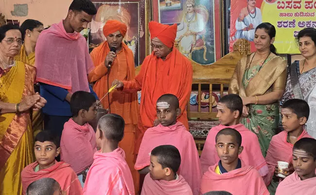 ಬೀದರ್ | ವಚನ ಸಾಹಿತ್ಯ ರಕ್ಷಣೆಯಲ್ಲಿ ಅಕ್ಕ ನಾಗಮ್ಮನ ಪಾತ್ರ ಬಹುದೊಡ್ಡದು : ಡಾ.ಬಸವಲಿಂಗ ಪಟ್ಟದ್ದೇವರು ಬೀದರ್ | ವಚನ ಸಾಹಿತ್ಯ ರಕ್ಷಣೆಯಲ್ಲಿ ಅಕ್ಕ ನಾಗಮ್ಮನ ಪಾತ್ರ ಬಹುದೊಡ್ಡದು : ಡಾ.ಬಸವಲಿಂಗ ಪಟ್ಟದ್ದೇವರು