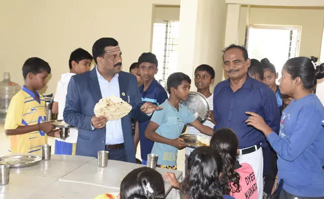 ಯಾದಗಿರಿ | ಜಿಲ್ಲೆಯ ವಸತಿ ನಿಲಯ, ಆಸ್ಪತ್ರೆಗೆ ಶಶೀಧರ ಕೋಸಂಬೆ ಭೇಟಿ, ಪರಿಶೀಲನೆ