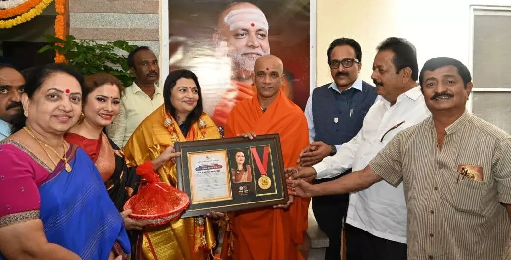 ಮಂಗಳೂರು: ಅನಿವಾಸಿ ಭಾರತೀಯ ಸಮಿತಿ ಉಪಾಧ್ಯಕ್ಷೆ ಡಾ.ಆರತಿ ಕೃಷ್ಣರಿಗೆ ವೀರ ವನಿತೆ ರತ್ನ ಪ್ರಶಸ್ತಿ ಮಂಗಳೂರು: ಅನಿವಾಸಿ ಭಾರತೀಯ ಸಮಿತಿ ಉಪಾಧ್ಯಕ್ಷೆ ಡಾ.ಆರತಿ ಕೃಷ್ಣರಿಗೆ ವೀರ ವನಿತೆ ರತ್ನ ಪ್ರಶಸ್ತಿ