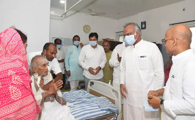 ಶರಣಬಸವಪ್ಪ ಅಪ್ಪಾಜಿರನ್ನು ಭೇಟಿಯಾಗಿ ಆರೋಗ್ಯ ವಿಚಾರಿಸಿದ ಸಚಿವ ಪ್ರಿಯಾಂಕ್ ಖರ್ಗೆ ಶರಣಬಸವಪ್ಪ ಅಪ್ಪಾಜಿರನ್ನು ಭೇಟಿಯಾಗಿ ಆರೋಗ್ಯ ವಿಚಾರಿಸಿದ ಸಚಿವ ಪ್ರಿಯಾಂಕ್ ಖರ್ಗೆ