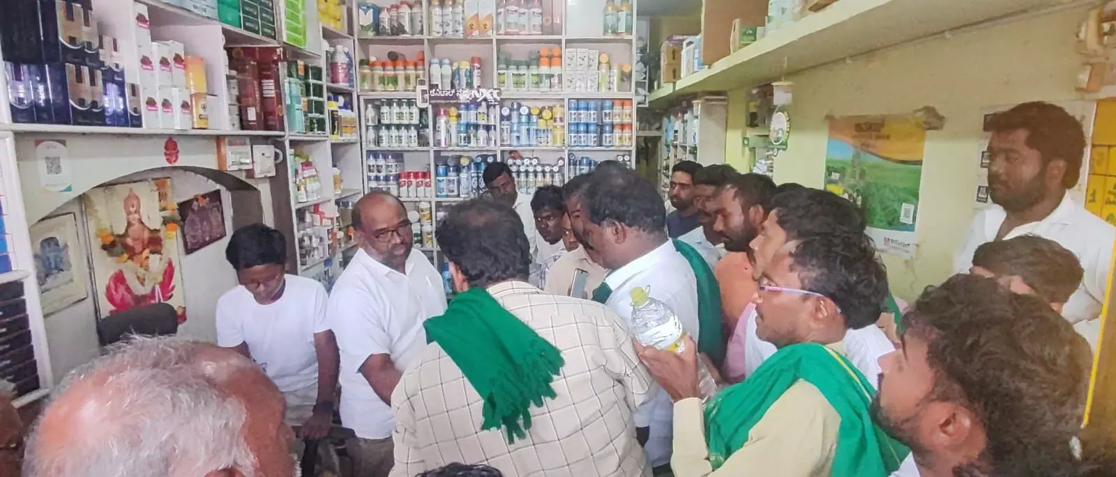 ಮುದಗಲ್ | ಹೆಚ್ಚಿನ ದರಕ್ಕೆ ಗೊಬ್ಬರ ಮಾರಾಟ ಮಾಡುತ್ತಿದ್ದ ಅಂಗಡಿಗೆ ಮುತ್ತಿಗೆ ಹಾಕಿದ ರೈತರು ಮುದಗಲ್ | ಹೆಚ್ಚಿನ ದರಕ್ಕೆ ಗೊಬ್ಬರ ಮಾರಾಟ ಮಾಡುತ್ತಿದ್ದ ಅಂಗಡಿಗೆ ಮುತ್ತಿಗೆ ಹಾಕಿದ ರೈತರು