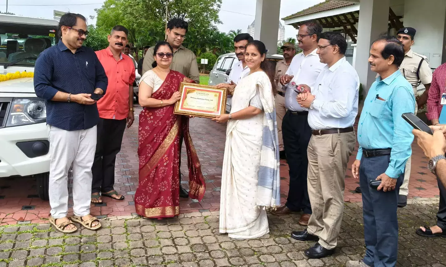 ಕೊಂಕಣ ರೈಲ್ವೆಯಿಂದ ಆರೋಗ್ಯ ಇಲಾಖೆಗೆ ವಿವಿಧ ಕೊಡುಗೆ ಹಸ್ತಾಂತರ