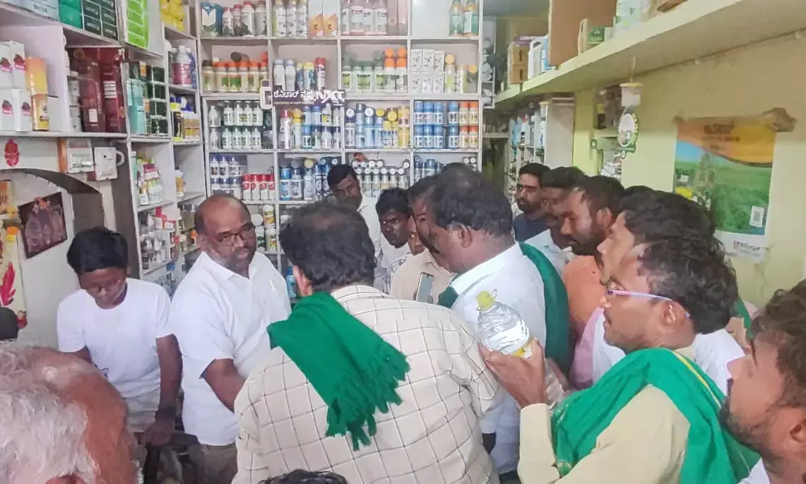 ಮುದಗಲ್ | ಹೆಚ್ಚಿನ ದರಕ್ಕೆ ಗೊಬ್ಬರ ಮಾರಾಟ ಮಾಡುತ್ತಿದ್ದ ಅಂಗಡಿಗೆ ಮುತ್ತಿಗೆ ಹಾಕಿದ ರೈತರು