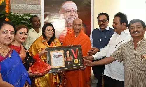 ಮಂಗಳೂರು: ಅನಿವಾಸಿ ಭಾರತೀಯ ಸಮಿತಿ ಉಪಾಧ್ಯಕ್ಷೆ ಡಾ.ಆರತಿ ಕೃಷ್ಣರಿಗೆ ವೀರ ವನಿತೆ ರತ್ನ ಪ್ರಶಸ್ತಿ