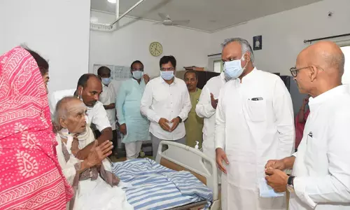 ಶರಣಬಸವಪ್ಪ ಅಪ್ಪಾಜಿರನ್ನು ಭೇಟಿಯಾಗಿ ಆರೋಗ್ಯ ವಿಚಾರಿಸಿದ ಸಚಿವ ಪ್ರಿಯಾಂಕ್ ಖರ್ಗೆ