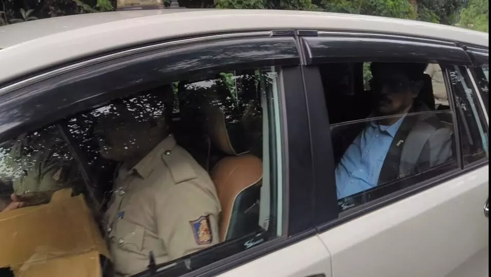 ಧರ್ಮಸ್ಥಳ: ನೇತ್ರಾವತಿ ಕಾರ್ಯಾಚರಣೆ ಸ್ಥಳಕ್ಕೆ ಎಸ್.ಐ.ಟಿ ಮುಖ್ಯಸ್ಥ ಪ್ರಣಬ್ ಮೊಹಾಂತಿ ಭೇಟಿ ಧರ್ಮಸ್ಥಳ: ನೇತ್ರಾವತಿ ಕಾರ್ಯಾಚರಣೆ ಸ್ಥಳಕ್ಕೆ ಎಸ್.ಐ.ಟಿ ಮುಖ್ಯಸ್ಥ ಪ್ರಣಬ್ ಮೊಹಾಂತಿ ಭೇಟಿ