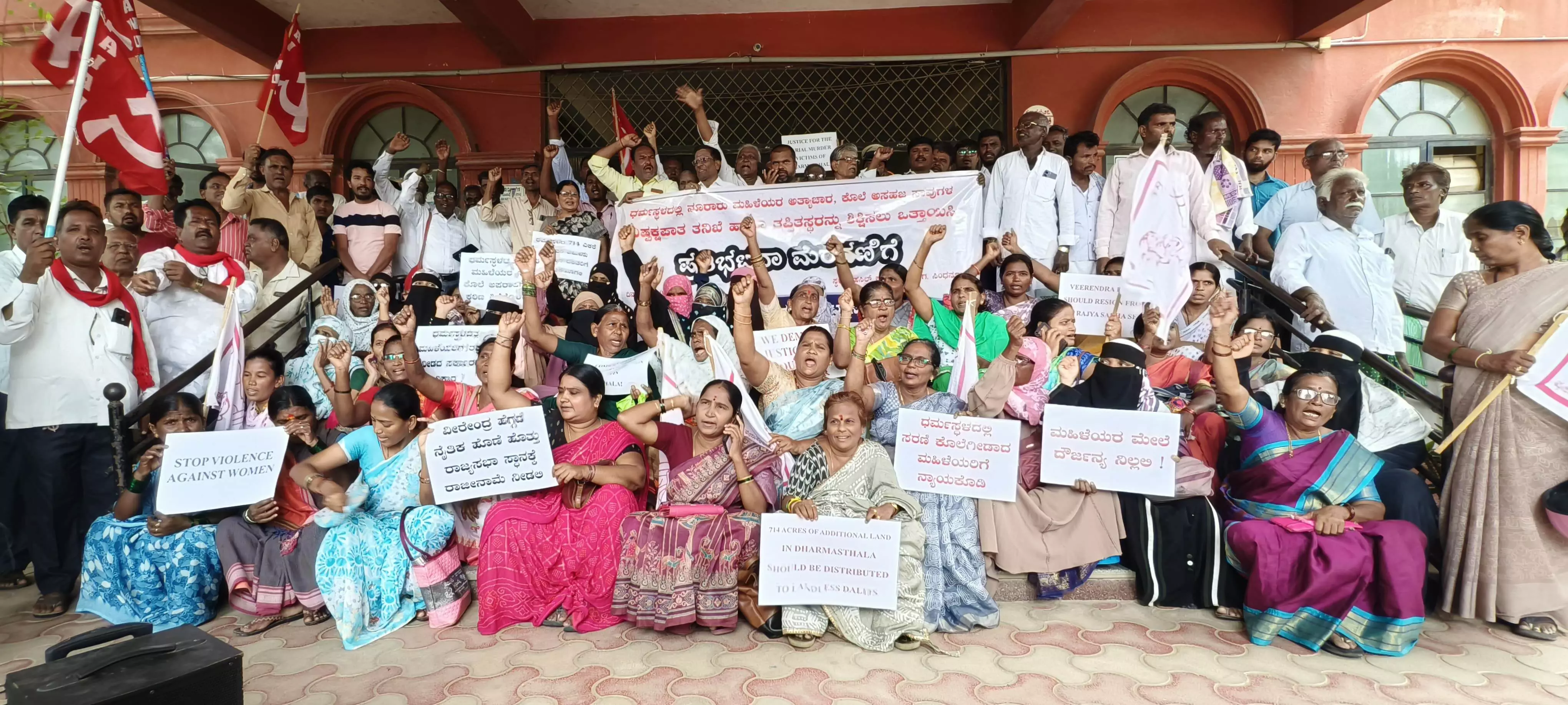 ಧರ್ಮಸ್ಥಳ ಸರಣಿ ಹತ್ಯೆ ಆರೋಪ | ನಿಷ್ಪಕ್ಷ ತನಿಖೆ ನಡೆಸಲು ಒತ್ತಾಯಿಸಿ ಪ್ರಗತಿಪರ ಸಂಘಟನೆಗಳಿಂದ ಧರಣಿ ಧರ್ಮಸ್ಥಳ ಸರಣಿ ಹತ್ಯೆ ಆರೋಪ | ನಿಷ್ಪಕ್ಷ ತನಿಖೆ ನಡೆಸಲು ಒತ್ತಾಯಿಸಿ ಪ್ರಗತಿಪರ ಸಂಘಟನೆಗಳಿಂದ ಧರಣಿ