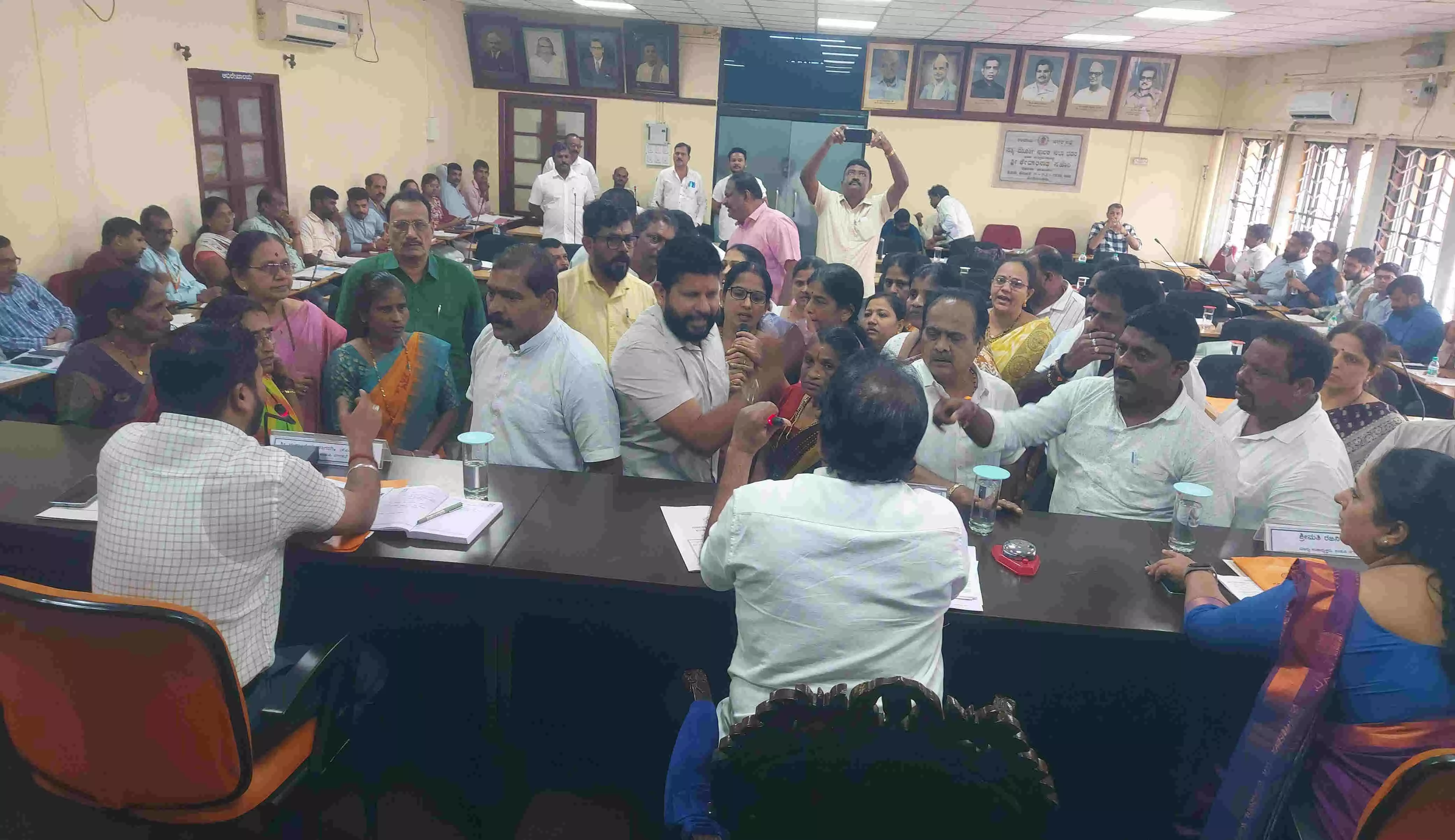 ಬನ್ನಂಜೆ ಯೂಟರ್ನ್ ವಿಸ್ತರಿಸಲು ಡಿವೈಡರ್ ಅಗೆದ ವಿವಾದ: ಉಡುಪಿ ನಗರಸಭೆಯಲ್ಲಿ ಗದ್ದಲ ಬನ್ನಂಜೆ ಯೂಟರ್ನ್ ವಿಸ್ತರಿಸಲು ಡಿವೈಡರ್ ಅಗೆದ ವಿವಾದ: ಉಡುಪಿ ನಗರಸಭೆಯಲ್ಲಿ ಗದ್ದಲ