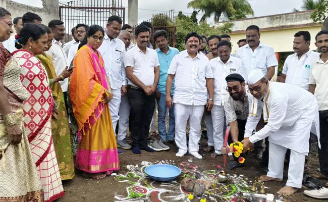 ಕಲಬುರಗಿ | ಆಳಂದ ಬಡಾವಣೆಗಳಲ್ಲಿ 2.80 ಕೋಟಿ ರೂ. ವೆಚ್ಚದ ಕಾಮಗಾರಿಗಳಿಗೆ ಚಾಲನೆ ಕಲಬುರಗಿ | ಆಳಂದ ಬಡಾವಣೆಗಳಲ್ಲಿ 2.80 ಕೋಟಿ ರೂ. ವೆಚ್ಚದ ಕಾಮಗಾರಿಗಳಿಗೆ ಚಾಲನೆ