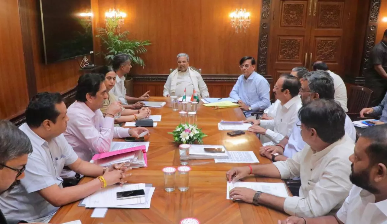 ‘ಸ್ಥಳೀಯ ಕಾಮಗಾರಿ ಪೂರ್ಣಗೊಳಿಸಲು ಅಧಿಕಾರಿಗಳಿಗೆ ಚುರುಕುಮುಟ್ಟಿಸಿ’ : ಸಚಿವರು, ಶಾಸಕರಿಗೆ ಸಿಎಂ ಸಿದ್ದರಾಮಯ್ಯ ಸೂಚನೆ ‘ಸ್ಥಳೀಯ ಕಾಮಗಾರಿ ಪೂರ್ಣಗೊಳಿಸಲು ಅಧಿಕಾರಿಗಳಿಗೆ ಚುರುಕುಮುಟ್ಟಿಸಿ’ : ಸಚಿವರು, ಶಾಸಕರಿಗೆ ಸಿಎಂ ಸಿದ್ದರಾಮಯ್ಯ ಸೂಚನೆ