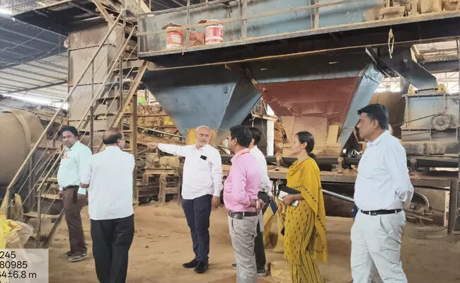 ಕಲಬುರಗಿ | NPK ಮಿಶ್ರಣ ರಸಗೊಬ್ಬರ, ಕೀಟನಾಶಕ ತಯಾರಿಕಾ ಘಟಕಗಳ ಮೇಲೆ ಕೃಷಿ ಅಧಿಕಾರಿಗಳ ದಾಳಿ, ಪರಿಶೀಲನೆ